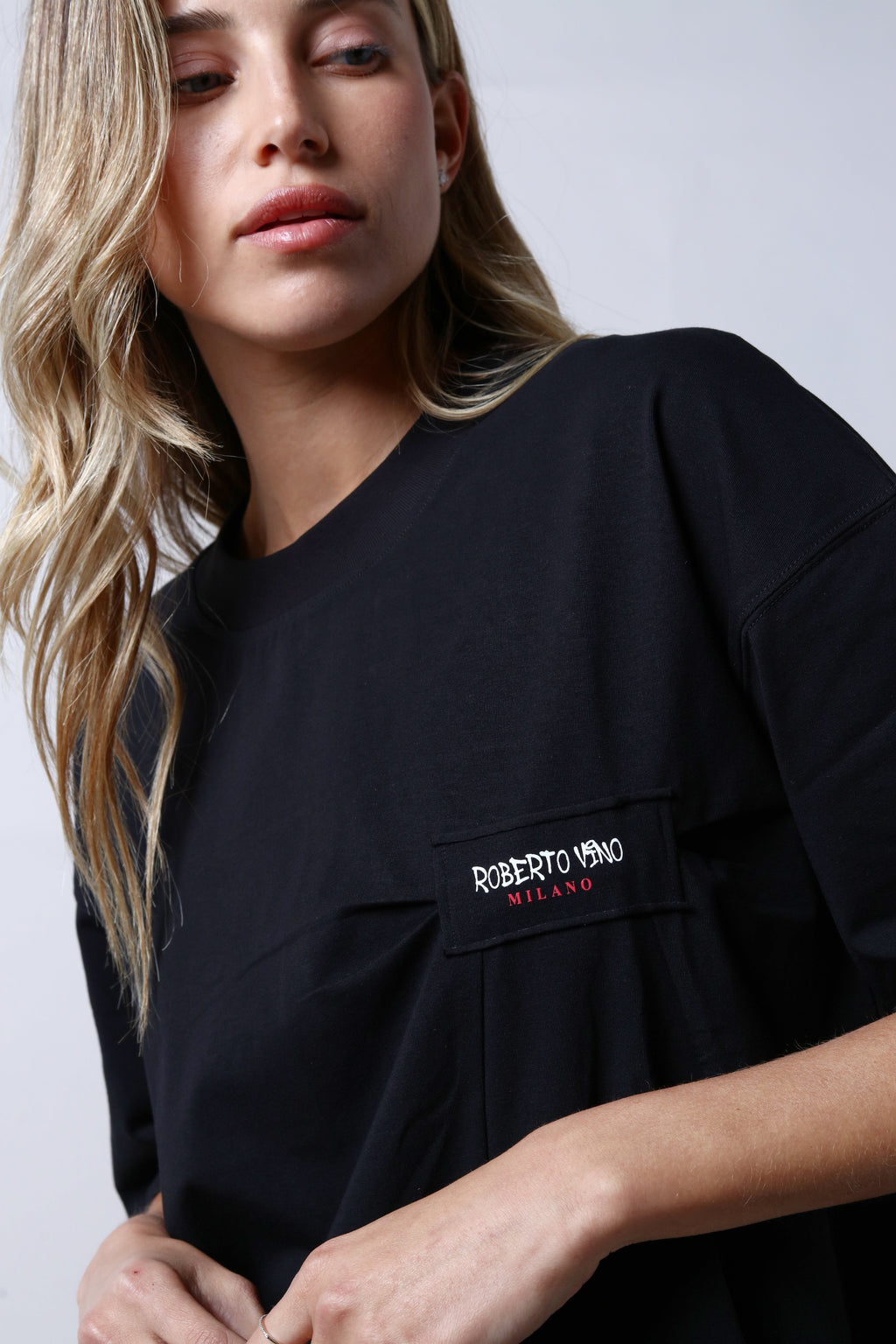 חולצת טי שירט ROBERTO VINO בצבע שחור לנשים