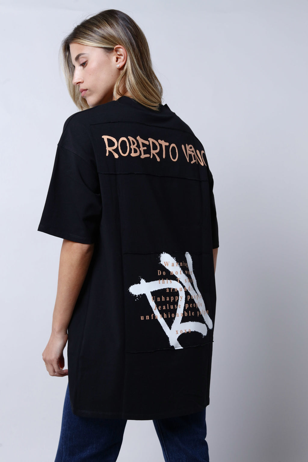 חולצת טי שירט ROBERTO VINO בצבע שחור לנשים