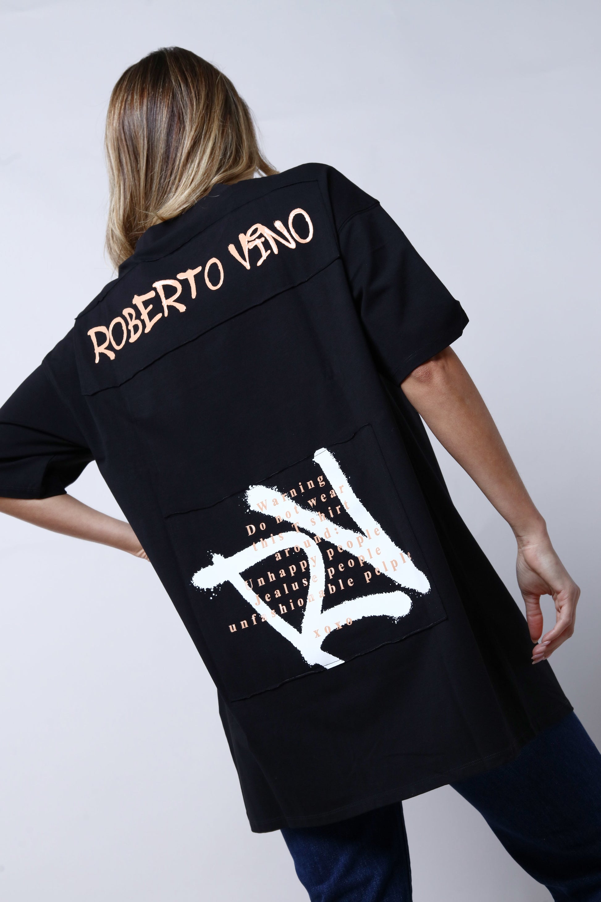 חולצת טי שירט ROBERTO VINO בצבע שחור לנשים