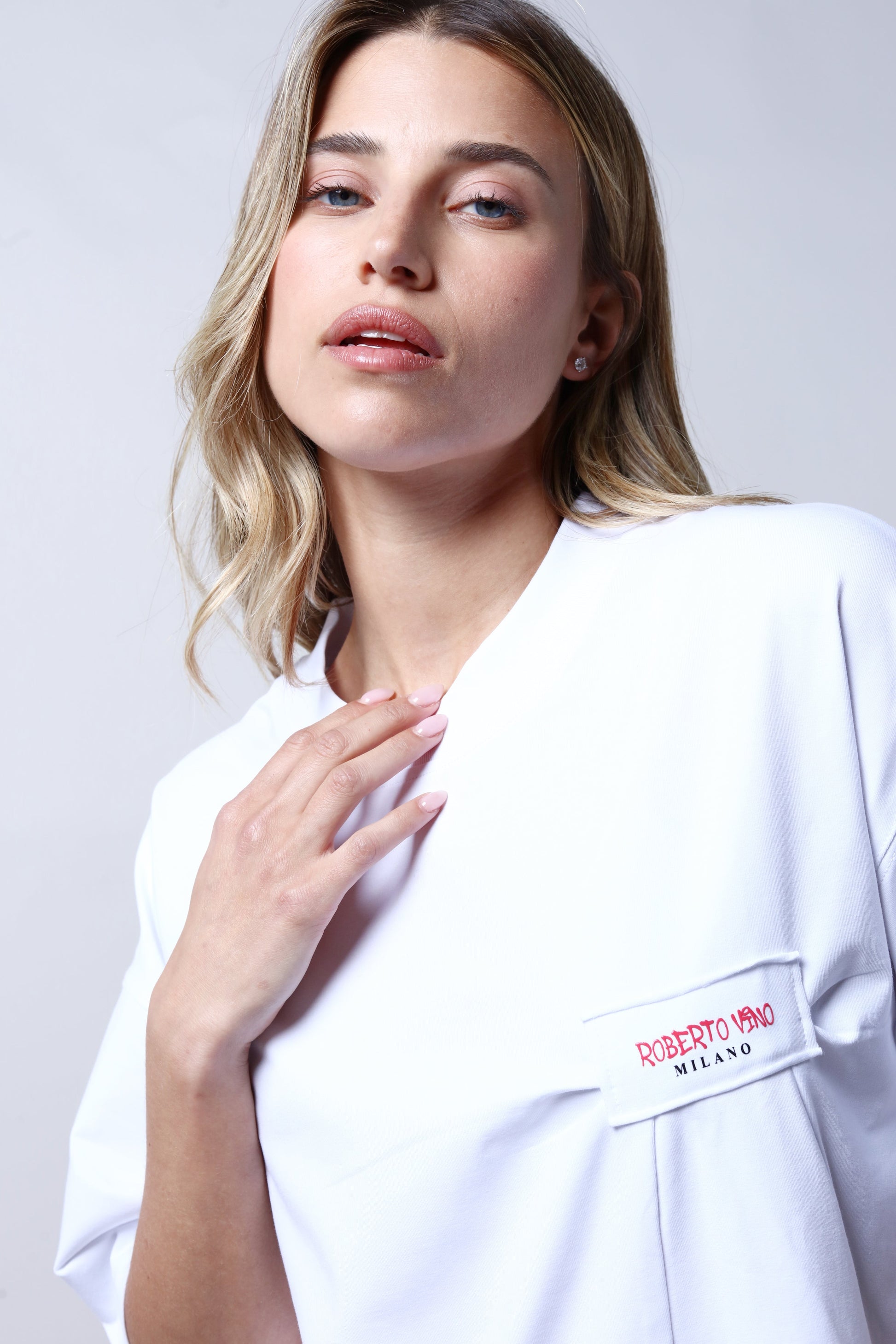 חולצת טי שירט ROBERTO VINO בצבע לבן לנשים