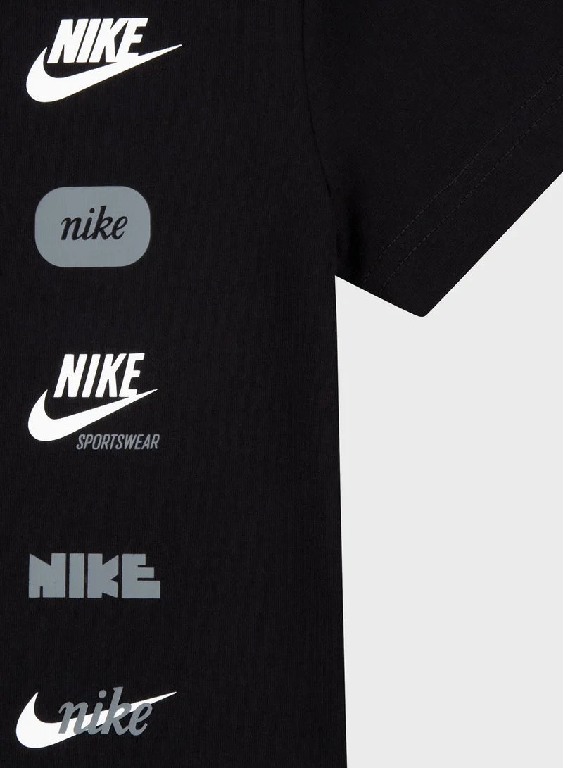 חולצת טישירט NIKE עם עיצוב לוגו לילדים