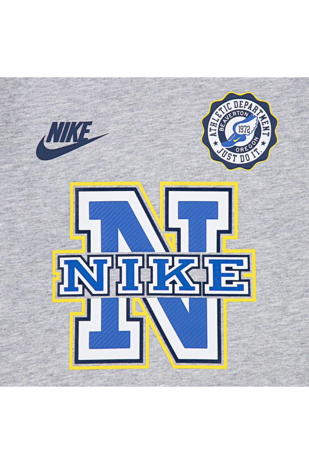 חולצת טישירט NIKE עם הדפס לוגו קולג' לילדים BLACK / 2Y