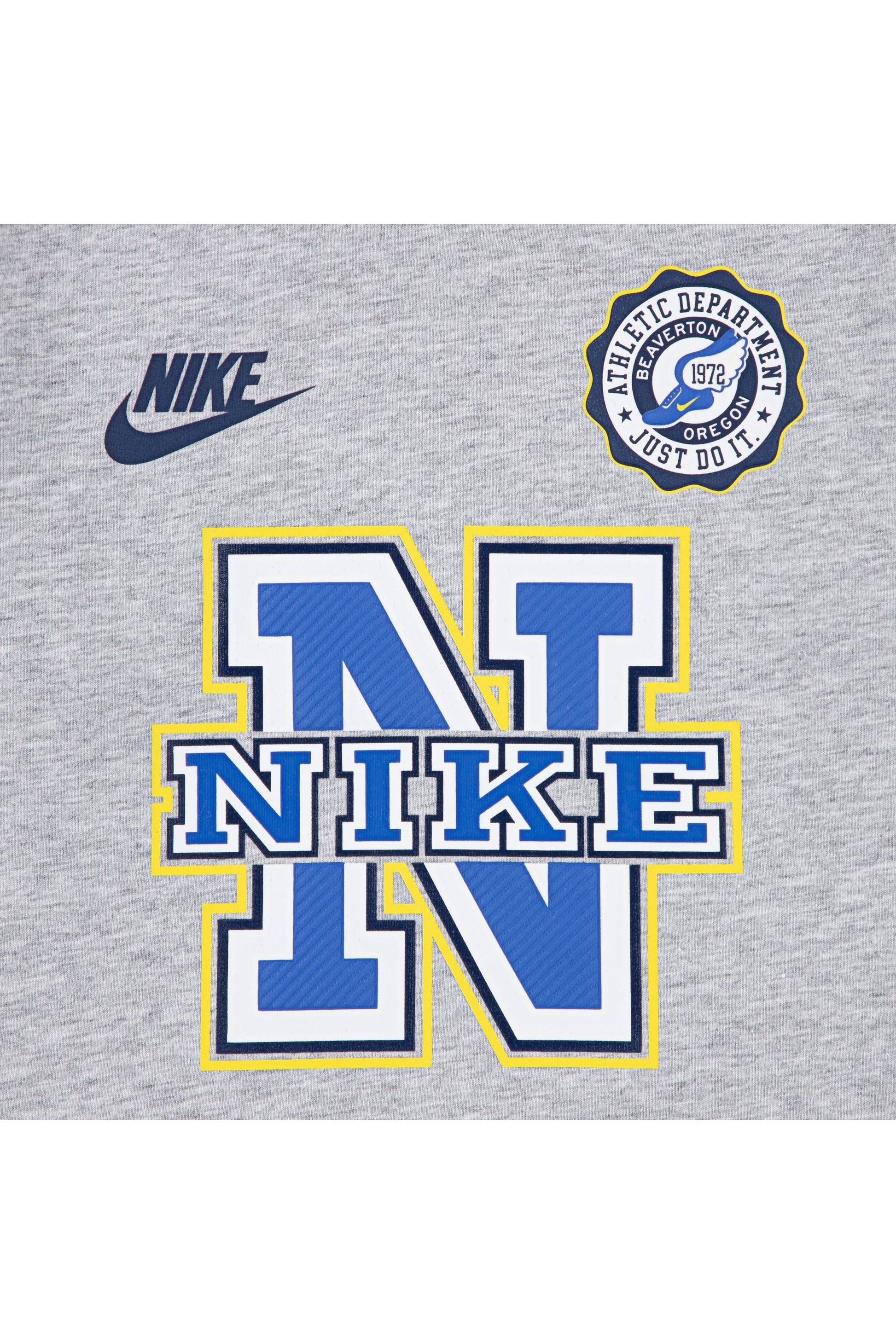 חולצת טישירט NIKE עם הדפס לוגו קולג' לילדים BLACK / 2Y