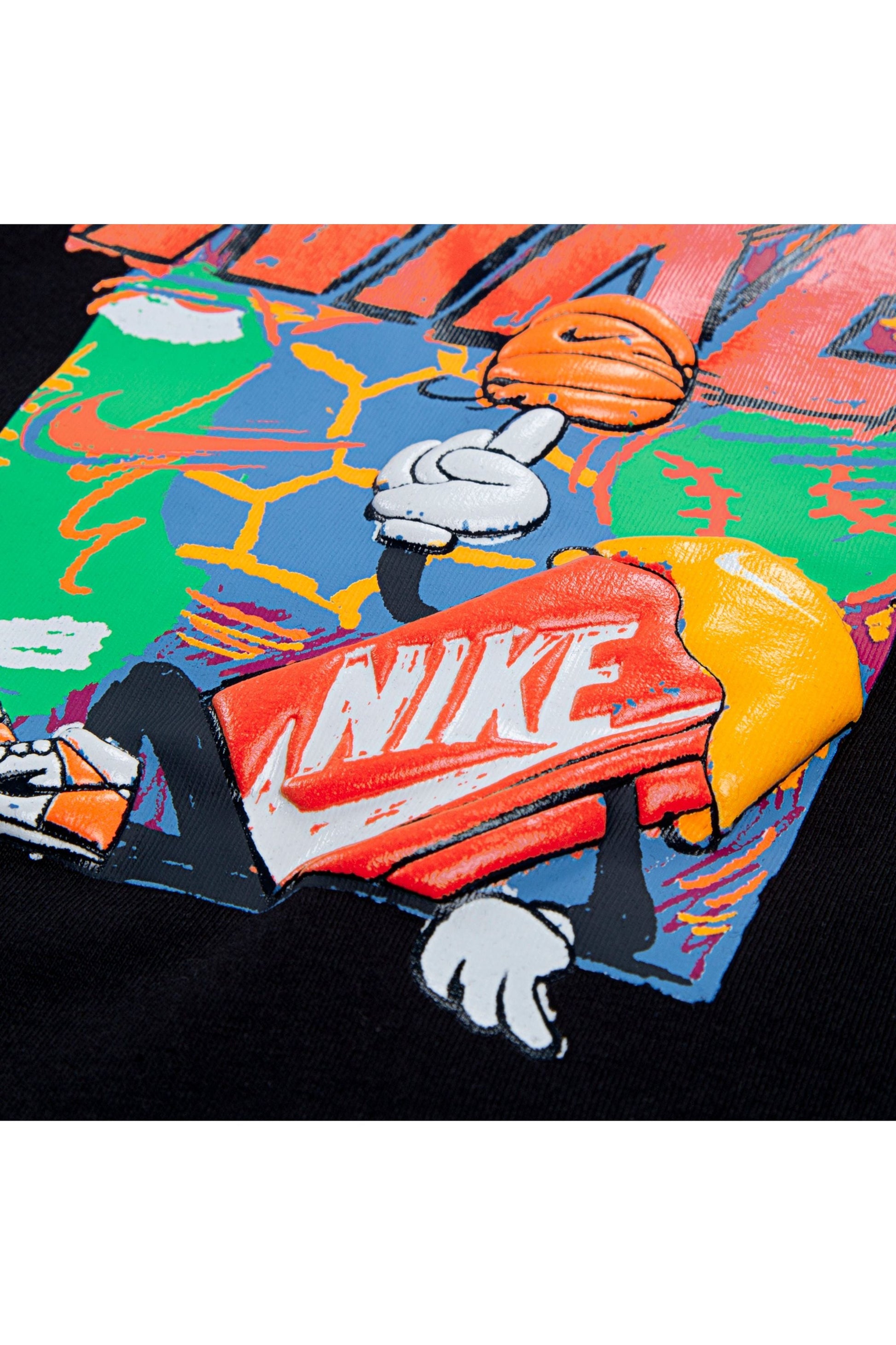 חולצת טישירט NIKE עם עיצוב גרפי בסגנון קומיקס לילדים BLACK / 2Y