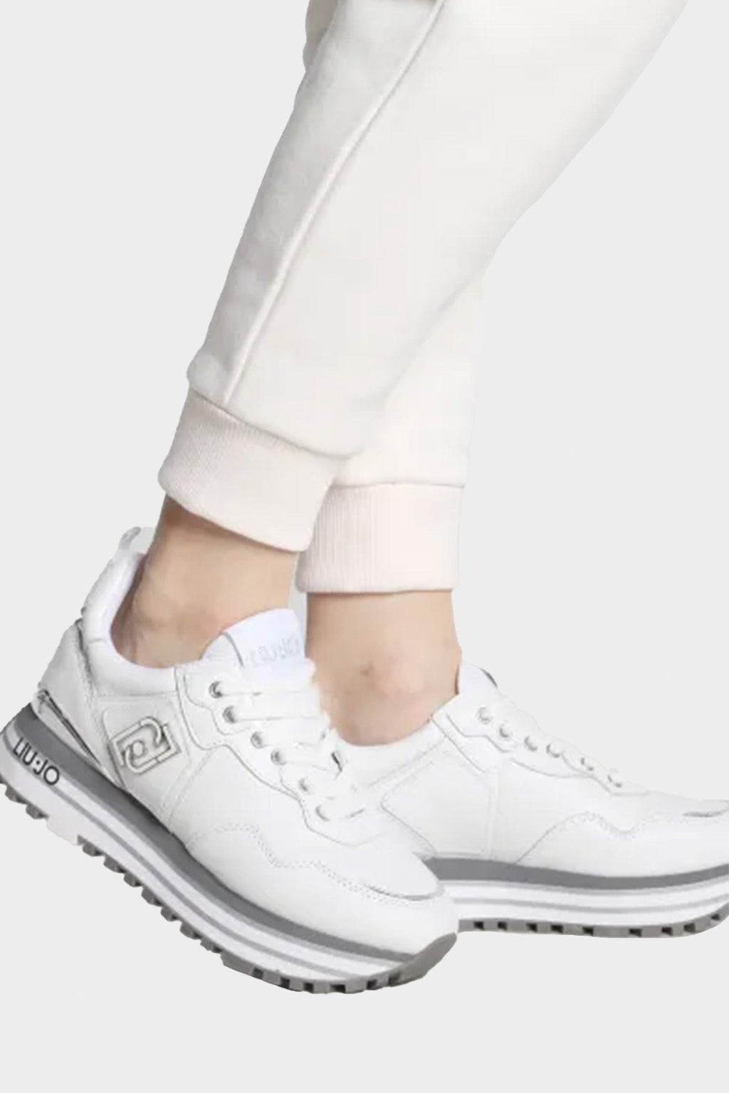 נעלי סניקרס לנשים בצבע בז