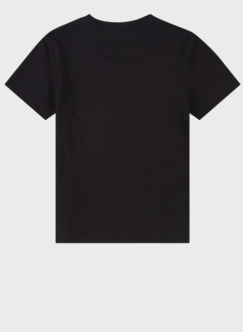 חולצת טישירט NIKE עם עיצוב לוגו לילדים